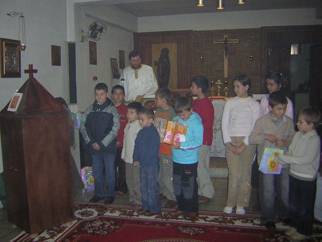 Colinde şi cadouri la Crăciun 2005