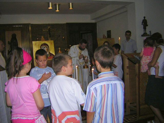 Împărtăşirea copiilor  de hram (Sfântul Ilie, 2006)