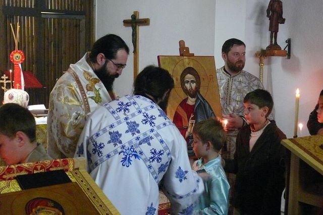 IPS mitropolit Iosif împărtăşeşte copiii şcolii parohiale cu ocazia vizitei pastorale din anul 2007