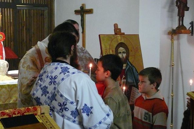 Împărtăşirea copiilor de la şcoala parohială cu ocazia vizitei Înalt Prea Sfinţitului Mitropolit Iosif (2007)